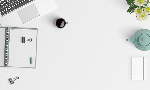 **”Capsule Wardrobe dla Freelancerki: Jak zbudować stylową i funkcjonalną szafę do pracy zdalnej (nawet w piżamie!)”**