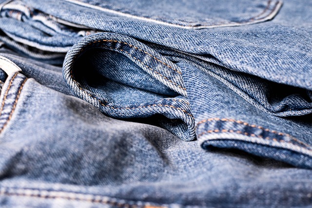 **”Upcycling Denim w Haute Couture: Jak Limitowana Kolekcja XXX Projektanta Zmienia Odpady w Luksus i Czy Jest To Naprawdę Zrównoważone?”**