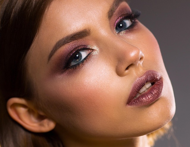 **”Dewy Skin” w 5 minut: Ekspresowy makijaż naturalny dla zabieganych mam po nieprzespanej nocy**