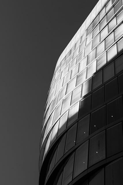 ** Architektura a propaganda: Analiza wpływu ideologii komunistycznej na detale i materiały użyte w budowie osiedli z lat 60. i 70. - 3 2025