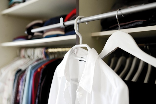 Capsule Wardrobe dla Rodzica na Pełnym Etacie: Jak utrzymać styl (i zdrowy rozsądek) między plamami z marchewki a wiecznymi praniami? - 1 2025