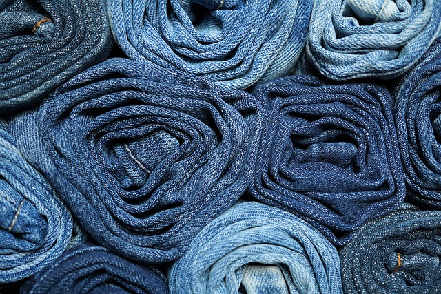 Deconstructed Denim: Jak DIY i Upcycling Przekształciły Jeans w Króla Ulicy